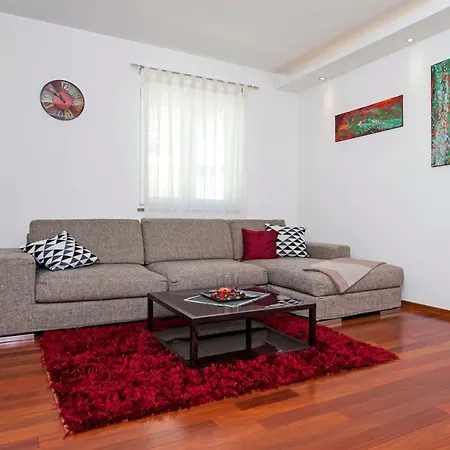 Apartman Leone Apartment *